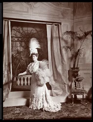 Lillian Russell in costume sul set di una produzione al Proctor